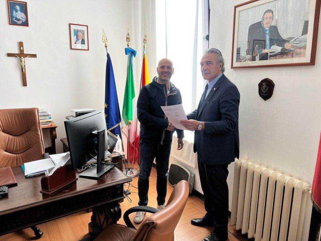 Nell’ambito di una crescita programmata e di un rinsaldamento dei rapporti con il territorio, nei giorni scorsi si è tenuto un proficuo incontro tra i vertici di Akademia Città Di Messina e quelli dell’Ufficio Scolastico Territoriale, al termine del quale il presidente Costantino, in rappresentanza del club sportivo messinese, ed il Provveditore Stello Vadalà, dell’Istituzione, hanno sottoscritto un protocollo d’intesa denominato “Studenti e Pallavolo Idea Scuola-Akademia Challenge”.