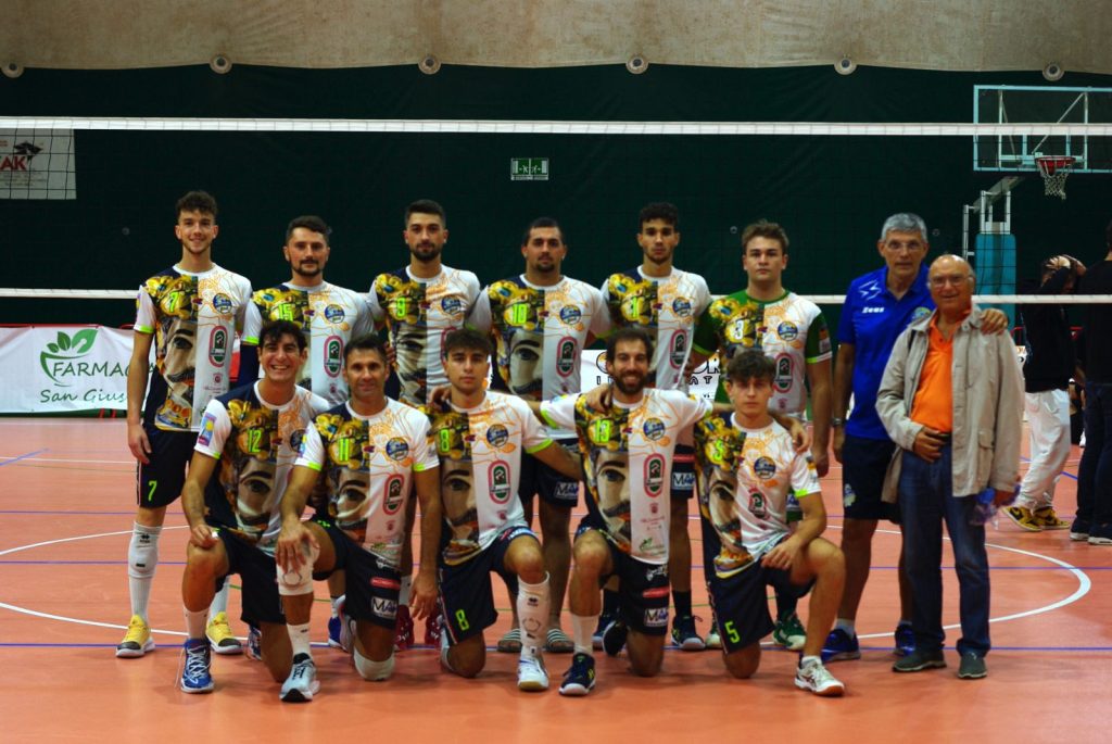 Paomar Volley Solarino - Sicily Bvs F.lli Anastasi 3-0. La Sicily Bvs F.lli Anastasi impegnata al tensostatico “Davide Triolo” di Solarino rimane ampiamente in partita per tutta la prima parte di gara finché gli infortuni ad Alberto Alaimo e Anthony Cucca, a pochi minuti uno dall’altro nel secondo set, non costringono ad una rivoluzione del sestetto base dei tirrenici. La terza giornata del girone I di serie B maschile nazionale per la Sicily Bvs F.lli Anastasi purtroppo va in archivio con una sconfitta per 3-0 in favore del Paomar Volley Solarino che non ha avuto vita facile.