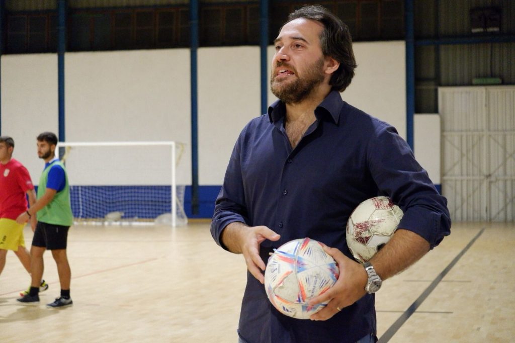 Erminio Fazio è il nuovo allenatore dell’Under 19 del Messina Futsal, che disputerà il prestigioso campionato nazionale di categoria. Tecnico giovane, ma con una buona esperienza alle spalle, maturata in tutte le categorie regionali e nell’anno vissuto sulla panchina della Siac Messina in serie B.