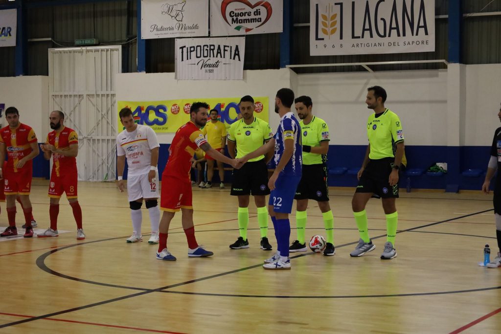 Una buona prestazione non è bastata al Messina Futsal, privo dello squalificato Nanni Piccolo e con il pivot Giuseppe Coppolino non impiegabile, per evitare la prima sconfitta nel campionato di serie A2 di calcio a 5.