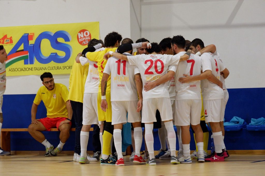 Il Messina Futsal tornerà a giocare in trasferta nella 5^ giornata del campionato di serie A2 di calcio a 5. Messe in archivio le due partite disputate in casa, i giallorossi affronteranno domani (sabato 11 novembre, inizio ore 16.00), al “PalaFerraro”, la Gear Piazza Armerina con il morale alto dopo il successo conquistato contro il Città di Palermo.