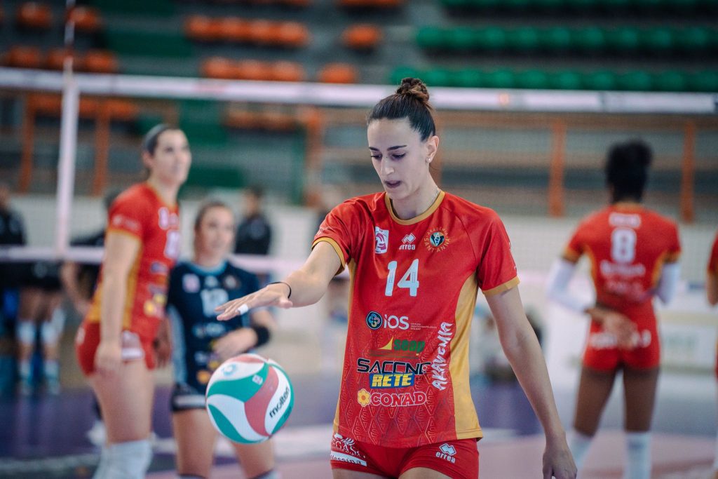 Alla sua prima stagione in maglia rosso-oro, 25 presenze e 46 punti stagionali per la palleggiatrice Giulia Galletti: “C'è grande soddisfazione per questo attuale terzo posto in classifica, ma non ci basta. Lavoriamo in palestra tutti i giorni perché non siamo mai contente di quanto fatto. Vogliamo guardare al futuro e a ciò che si potrà ancora fare. Il campionato non è ancora finito". Domenica scorsa una sconfitta al tie-break contro Mondovì al termine di una gara molto differente da quella in cui è maturato il 3-0 di San Giovanni. Forse, però, si poteva fare qualcosa in più: "Penso a qualche pallone sul finale di quarto set, dove si poteva chiudere diversamente l'azione o anche all'inizio delle stesso parziale in cui siamo partite un pò contratte. Una partita differente da San Giovanni e, in ogni caso, Mondovì è una squadra da non sottovalutare, anche se la classifica non da loro ragione. Qualcosa in più si poteva fare, magari su qualche copertura dove normalmente siamo più lucide; riconosciamo, però, anche i meriti all'avversaria".
