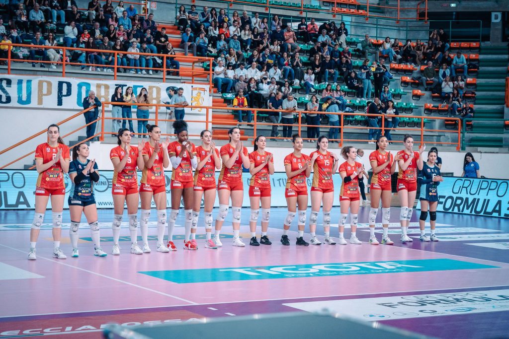 Nel secondo set, confermati i sestetti di partenza. Messina avanti con Battista (menzione per lei che si attribuisce un mani out ed evita il ricorso al videocheck delle ospiti), Modestino e due muri rispettivamente di Martinelli e Galletti (5-1); coach Barbieri ferma il gioco. Battista passa ancora, Blessing sfrutta una palla slash, ancora l’atleta bergamasca si esibisce in un pallonetto vincente e Messina tiene il +4 (7-3). Hardeman sbaglia, Kavalenka rileva Piomboni ma Talmassons è in difficoltà; Battista allunga ancora, passa due volte ma sul secondo attacco, Barbieri si gioca una chiamata al videocheck, ancora una volta smentita dalle videocamere (11-3). Si rivede Payne che prima colpisce in attacco, a seguire con un muro (13-6). Costantini e Kavalenka consegnano altri due punti a Messina, poi Populini e la stessa Kavalenka ridanno speranze alle ospiti, Eckl cala due muri consecutivi e coach Bonafede ferma il gioco (15-10). Al rientro, ci pensano Battista a muro e Modestino in fast a riportare Messina a + 8 (18-10). Coach Barbieri interrompe il gioco. Galletti ferma a muro Populini che spara out il successivo attacco (20-10). Sul 20-12 attacco fuori di Kavalenka, subentrata a Piomboni; chiedendo un'invasione al videocheck coach Barbieri esaurisce anche le richieste. Seguono l'ace di Modestino e l'attacco debordante di Payne per il 23-12, Battista mette a terra la palla che vale dodici set point. Hardeman annulla il primo, Populini il secondo, errore di Martinelli sul terzo, ci pensa Battista a inchiodare sul 25-15.